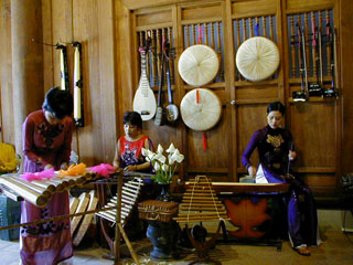 �������y