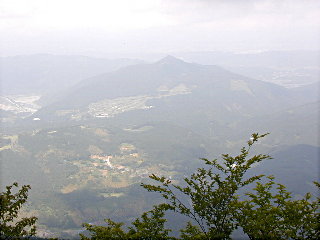 貫ヶ岳の晴海展望台から白鳥山を望む