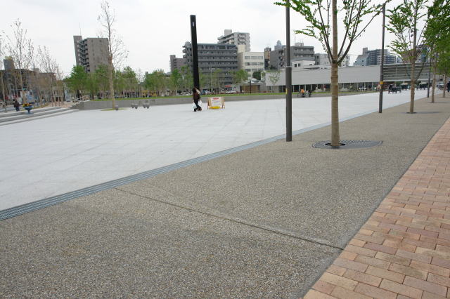 アリオ川口の前は公園と美術館