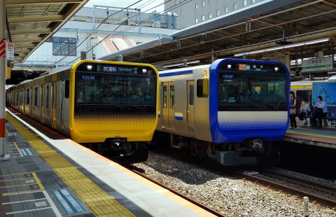 E235系0番台と1000番台の並び