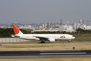 タキシング中のJAL機 B777-200