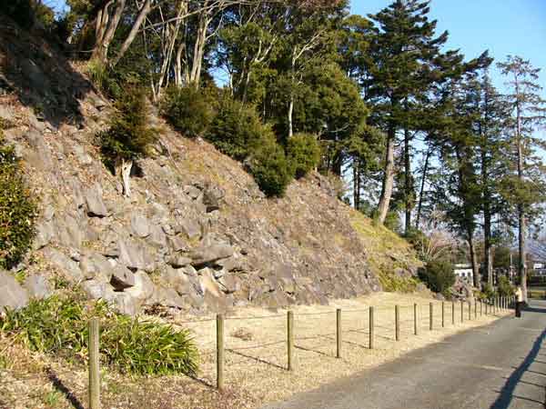 野面積み石垣