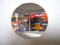 穴から見える夜景