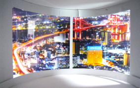 穴から見える夜景