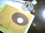 円を切るカッターで穴を開けます