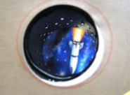 穴から覗いて見える絵