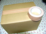 ガムテープで段ボール箱の蓋を閉じます