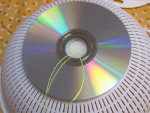 ＣＤとざらの穴にひもを通します