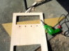 電動ドリルでボタンの部分に穴をあける