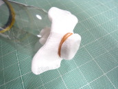 口のところに脱脂綿を巻きます