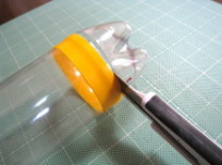 カッターナイフで切ります