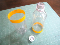 切った２本のペットボトル