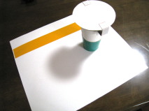 絵の付いたコップを差し込んだ様子