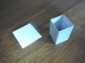 家の壁と画用紙の屋根