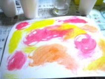 拭いて絵具を伸ばします