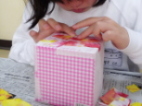 箱を作る生徒