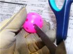 ハサミの刃先で穴を広げます
