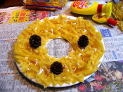 マカロニと松ぼっくりを貼ります