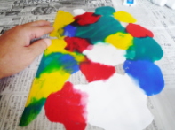 指で絵の具を伸ばしていきます