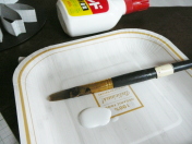 絵筆でボンドを塗ります