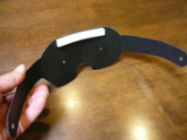 顔との間に隙間を作る白いバー