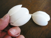 すくう部分３こで花びらを作ります