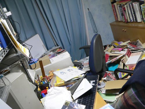 書棚の本に埋もれた書斎