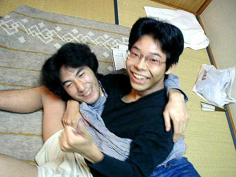 抱き合う2人