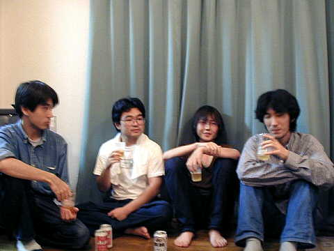 大人しく飲む人々