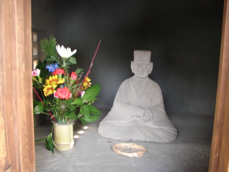 芭蕉記念館庭の中の祠