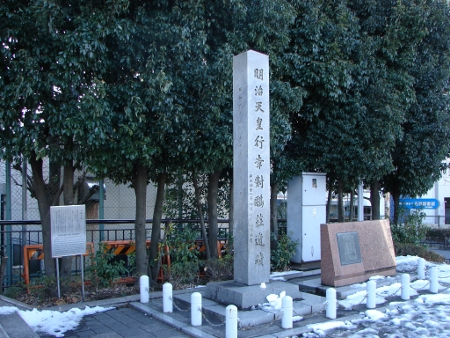 対鴎荘、西詰めに有ります。