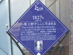 ���I����