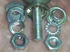 �I���W�i���̃i�b�g�ށi�E���j�́A�X�e���i�b�g�Ɋ�����i�����j