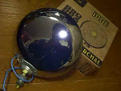 �������o�b�N�ɁA�W�W�X�̔w�ʂ��ʂ�