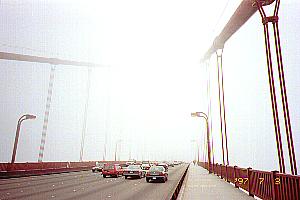 霞の中の金門橋