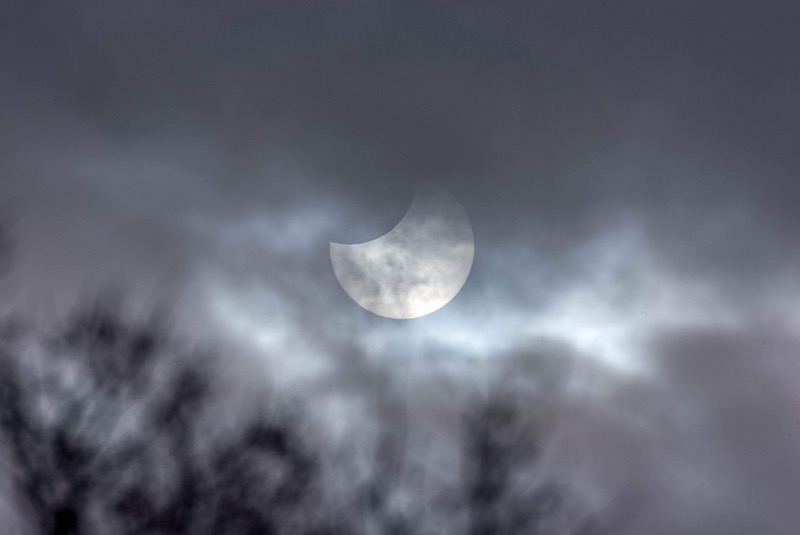 2019年1月6日の午前中にみえた部分日食。雲が多く、減光フィルターなしで撮影。