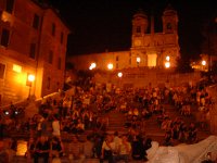 夜のスペイン階段は人がいっぱい。ごそごそ動いているのは何だ、と思ったら、人だった。びっくり。このとき既に夜22時。要するに渋谷のセンター街のようなものだ。