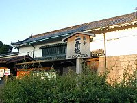 二条城の朝。本当は本丸の特別公開を見たかったのに、私が会議をしている間に、相方に先に見に行かれてしまいました。今回はお預け。