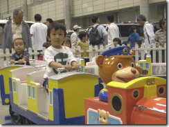 �b���͔�ꂽ�̂ŃL�b�Y�R�[�i�[�ł��V�ђ�