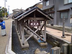䐴