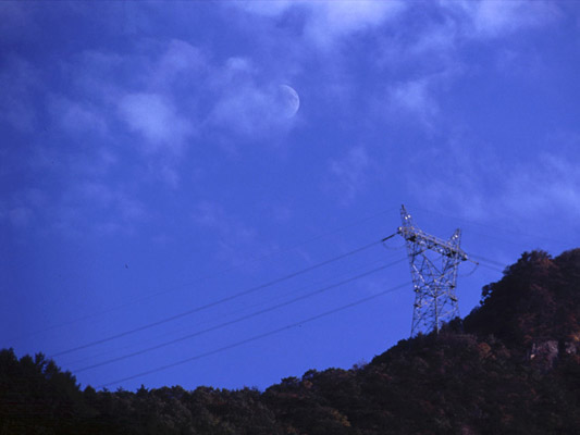 月を睨む鉄塔