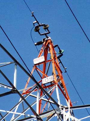 切れている架空地線をつなぐ