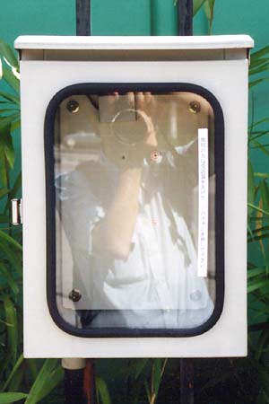 電話のない電話ボックス