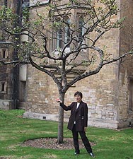 トリニティカレッジ正門横のニュートンの林檎の木（手のひらにリンゴが乗っている）