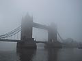 霧のロンドン タワーブリッジ