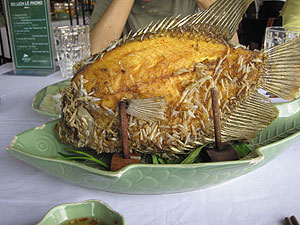 ベトナム、豪快な魚料理