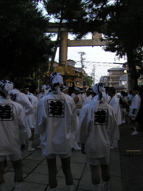正門、茶屋前で神輿が待機