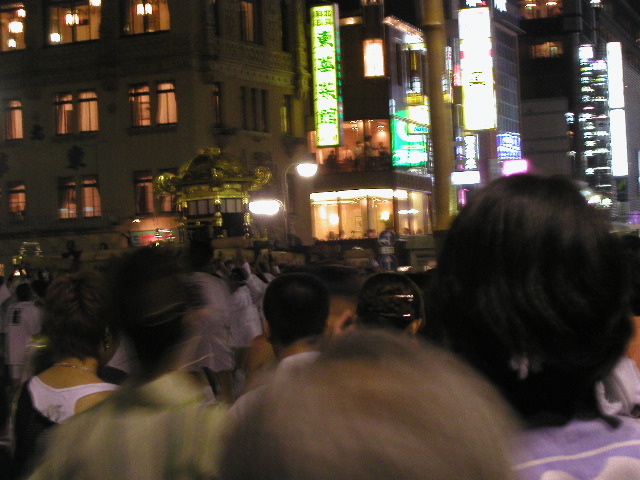 四条大橋で神輿洗