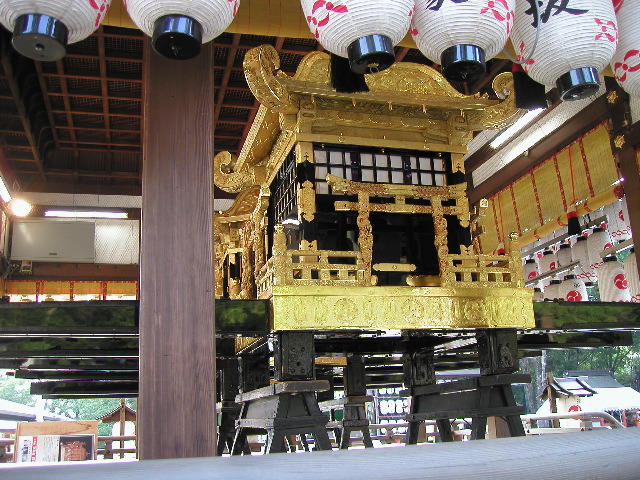 神輿を横から