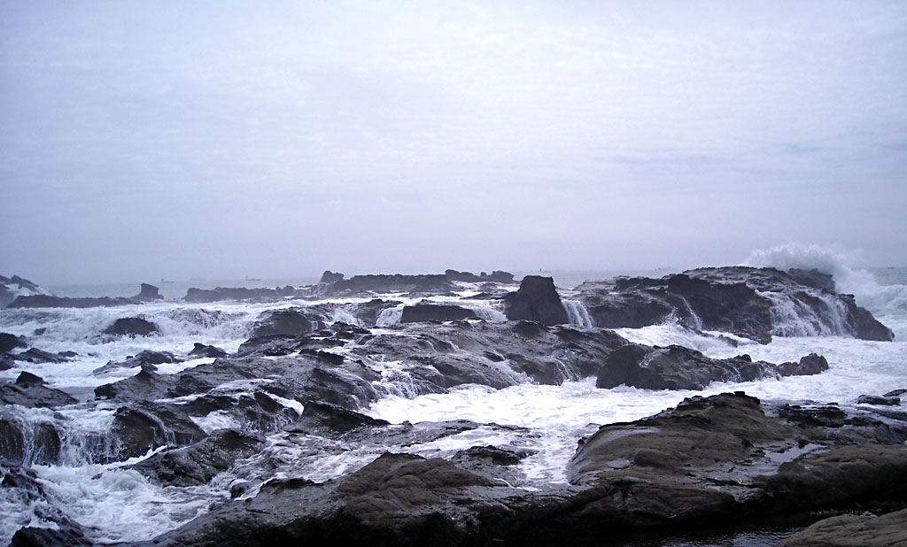 大波に洗われる岩場